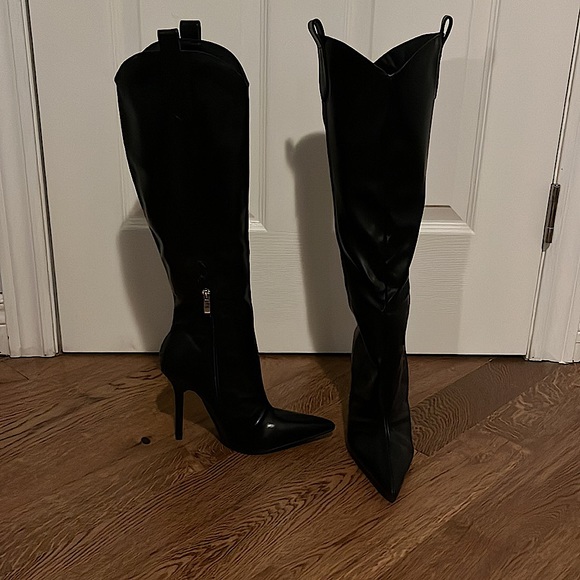 Knee high black heeled boots - Picture 3 of 4